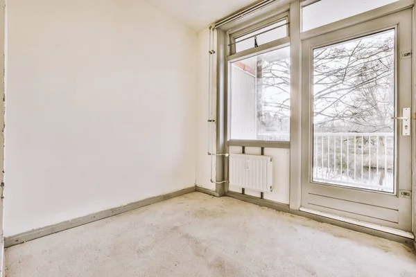 Penceresi ve radyatörü olan boş oda