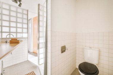 Banyo içi fayanslarla çevrili.