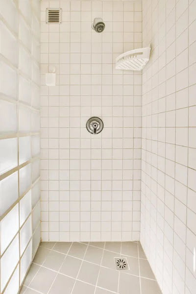 Ванная комната окружена плиткой — стоковое фото