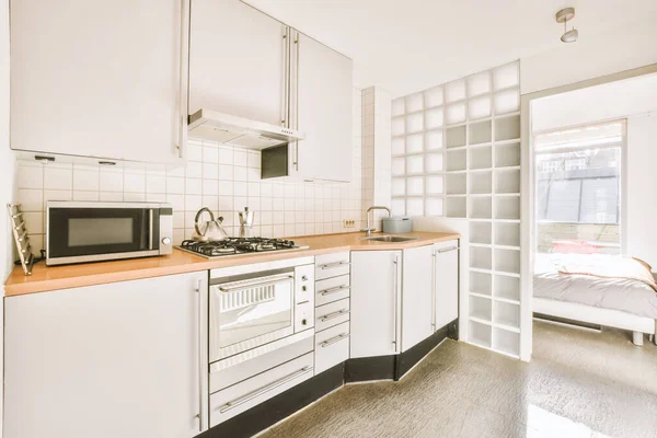 Design of an apartment in an open format with a small kitchen — Zdjęcie stockowe