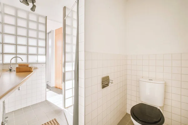 Bathroom interior surrounded by tiles — Fotografia de Stock