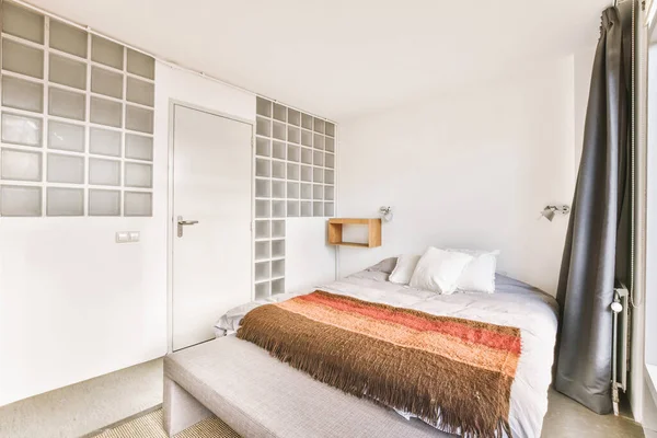 Design ložnice s velkou postelí v moderním bytě — Stock fotografie
