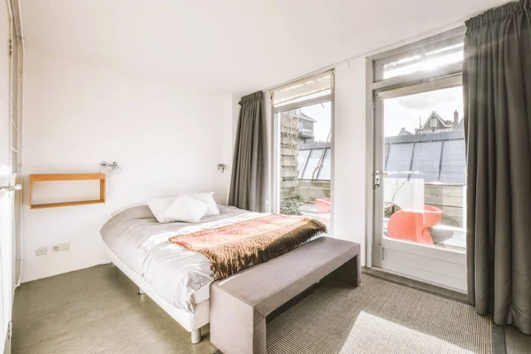 Design av ett sovrum med en stor säng i en modern lägenhet — Stockfoto