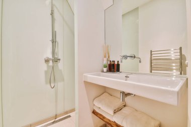 Büyük bir lavabosu olan bir banyonun içi.