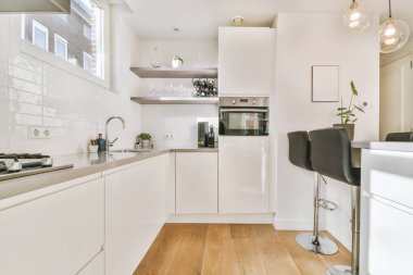 Mutfağı olan modern bir apartman dairesi.