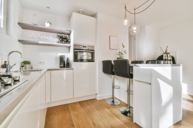 Mutfağı olan modern bir apartman dairesi.