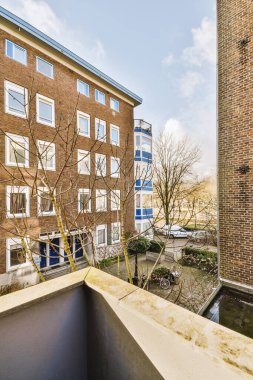 Balkondan sokağa bak.