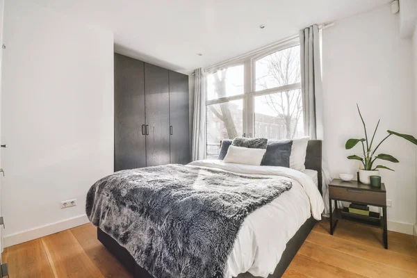 Geniş bir yatak odası ve geniş bir yatak odası.