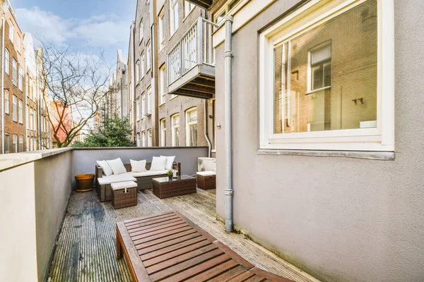 Ahşap zemini olan küçük, rahat bir teras.