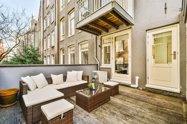 Ahşap zemini olan küçük, rahat bir teras.