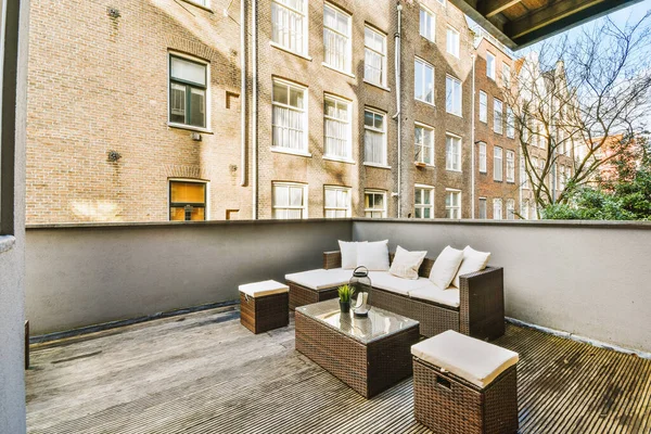 Ahşap zemini olan küçük, rahat bir teras.