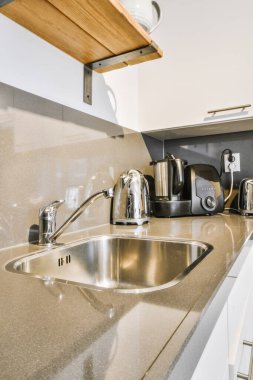 Beyaz mobilyalı modern mutfağın içi.