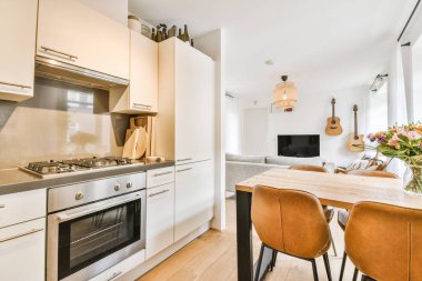 Modern dairede mutfak ve yemek alanı