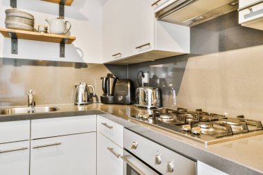 Beyaz mobilyalı modern mutfağın içi.