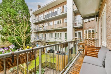 Sandalye ve kapıyla balkonu daralt.