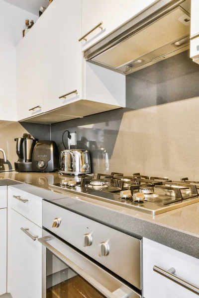 Beyaz mobilyalı modern mutfağın içi.