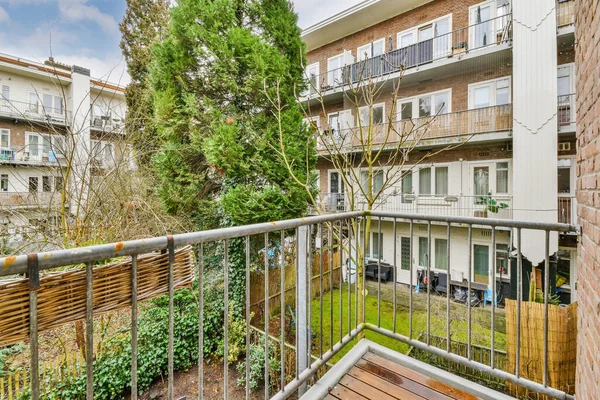 Balkondan karşı binanın görüntüsü