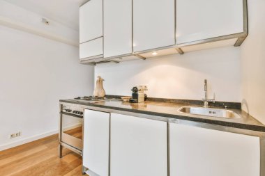 Beyaz mobilyalı modern mutfağın içi.