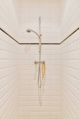 Modern banyoda duş kabini