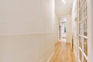 Kapılar ve lambalar ile dar koridor