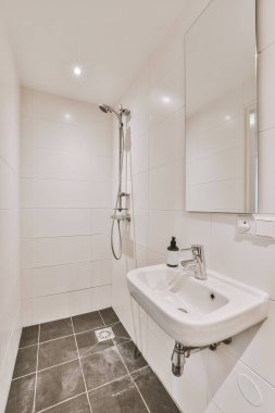 Duş kabininin yanında lavabo var.