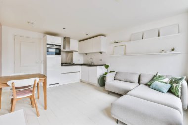 Açık mutfağı olan geniş bir oturma odası.