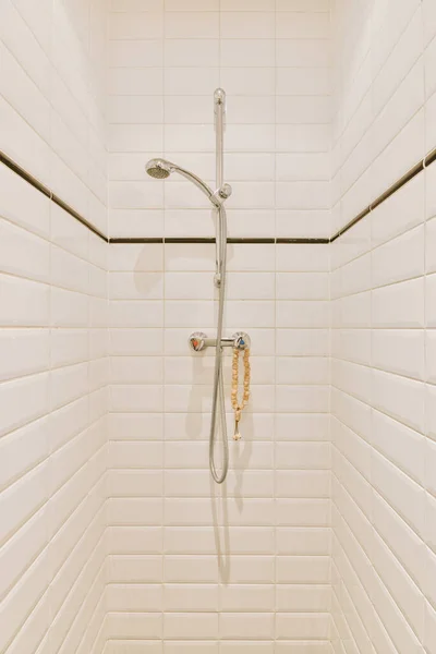 Cabine de douche dans salle de bain moderne — Photo