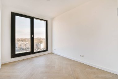 Pencereli boş odanın içi