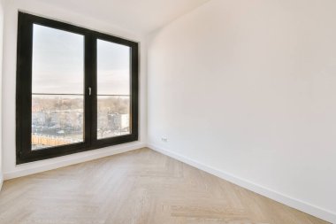 Pencereli boş odanın içi