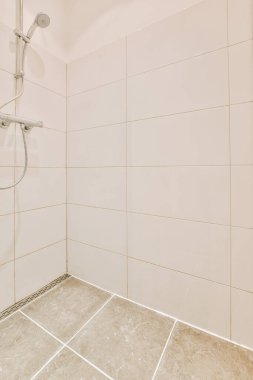 Duş sistemi olan modern bir banyo.