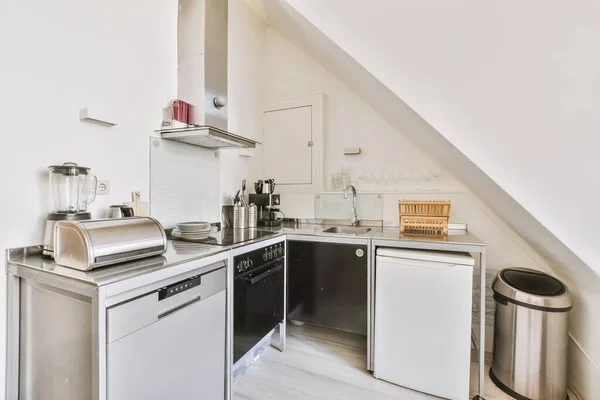 A small corner kitchen with a metal design — Stok fotoğraf