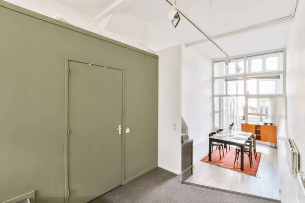 ダイニングエリア付きのオープン形式のアパートメントのデザイン — ストック写真