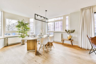 Parlak yemek odası.