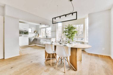 Parlak yemek odası.