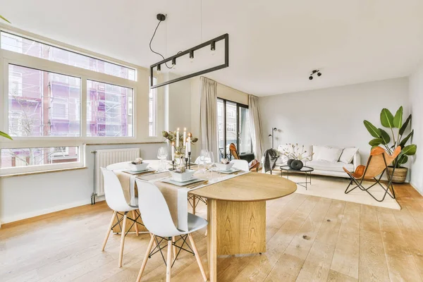 Parlak yemek odası.