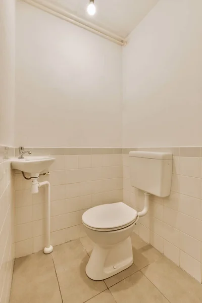 Enkel toalett med liten handfat — Stockfoto