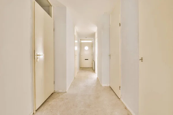 白い壁と寄木細工の床のモダンなアパートのドアウェイ — ストック写真