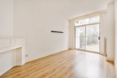 Şömineli geniş bir oda.