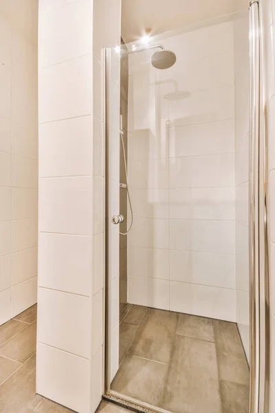 Caixa de chuveiro no banheiro moderno — Fotografia de Stock