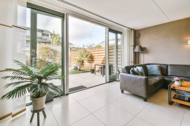 Balkon kapılı aydınlık oturma odası