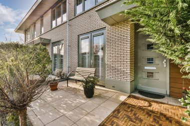 Ahşap kapılı tuğla bir binanın ön cephesi