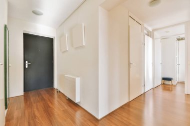 Geniş bir odanın içi.