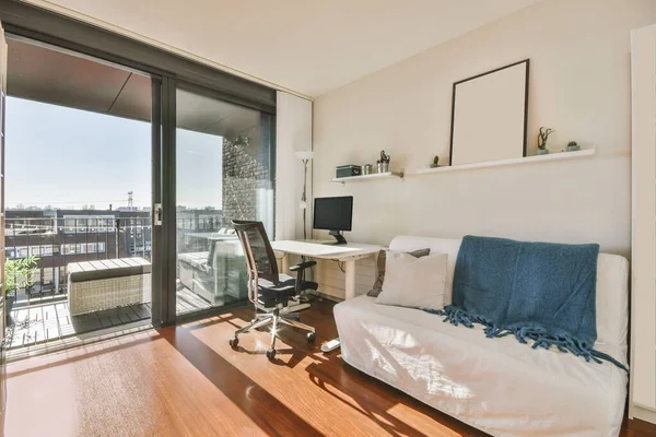 Geniş bir odanın içi.