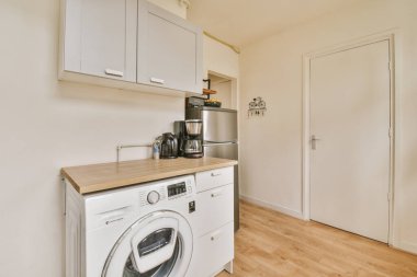 Modern apartmanın köşesindeki mutfak mobilyaları.