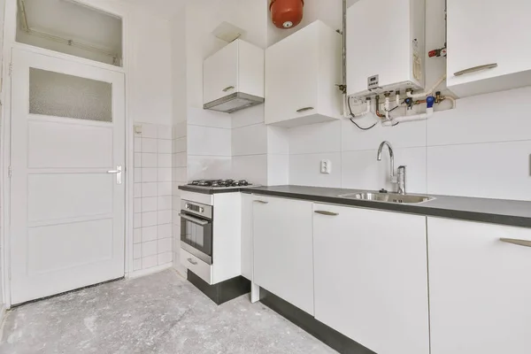 Interno della cucina moderna con mobili bianchi — Foto Stock