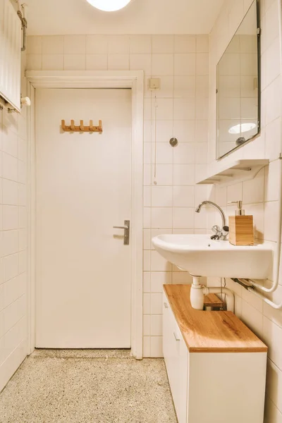 浴室のドアの近くのシンクとミラー — ストック写真