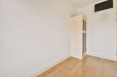 Depolama mobilyaları olan geniş bir odanın içinde.