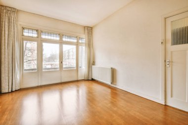 Penceresi ve radyatörü olan boş oda