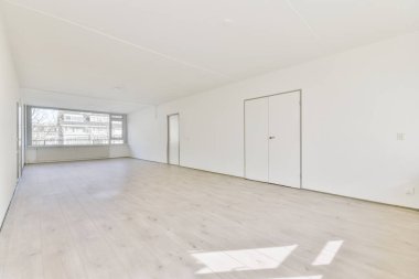 Penceresi ve radyatörü olan boş oda