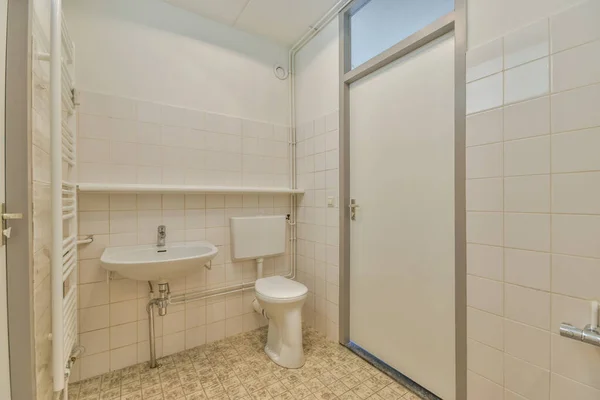 WC WC-vel és mosdóval — Stock Fotó